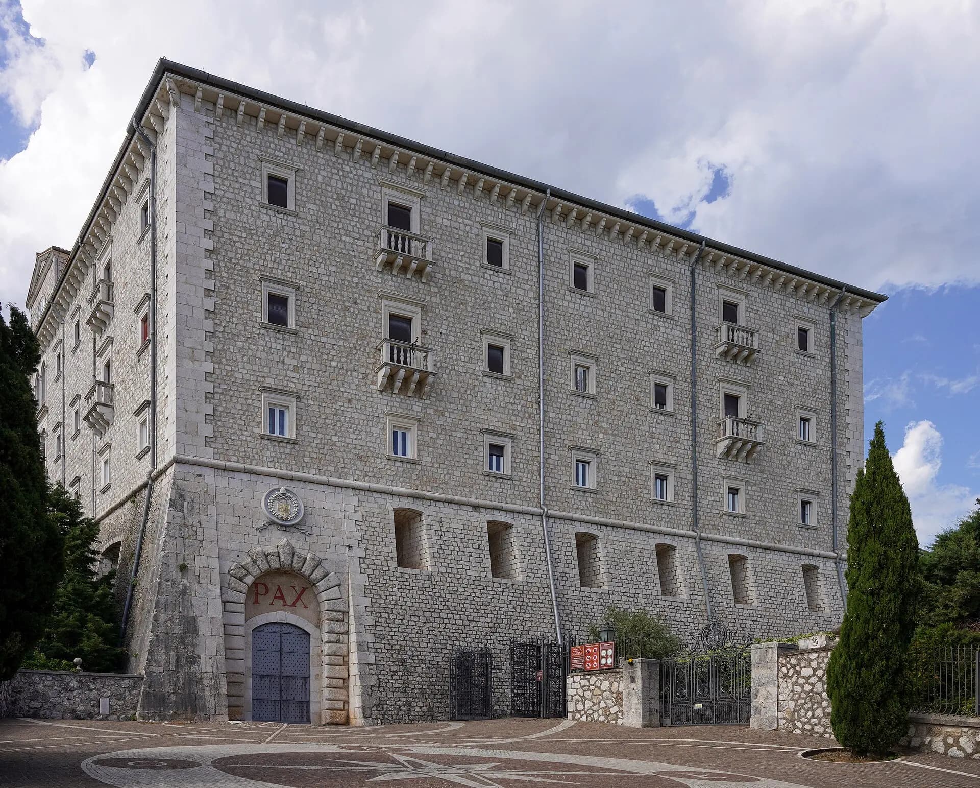 Fachada de pedra da Abadia de Monte Cassino, na Itália